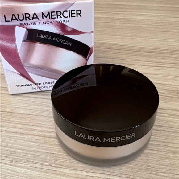 Laura Mercier Translucent Loose Setting Powder - Picture 2 of 6